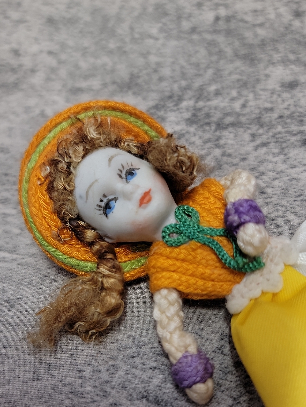 Vintage porcelain & fabric mini doll - Picture 9 of 9
